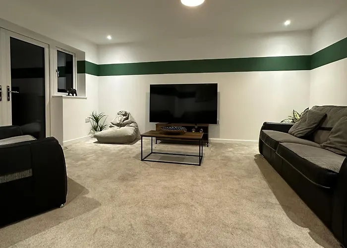 Fort House 6 Large Private Bedrooms With 7 Beds, Close To Nec, Jlr, City Centre