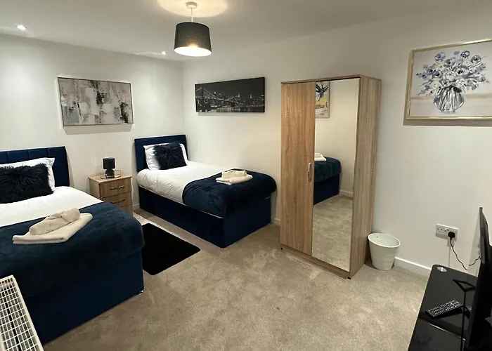 Fort House 6 Large Private Bedrooms With 7 Beds, Close To Nec, Jlr, City Centre