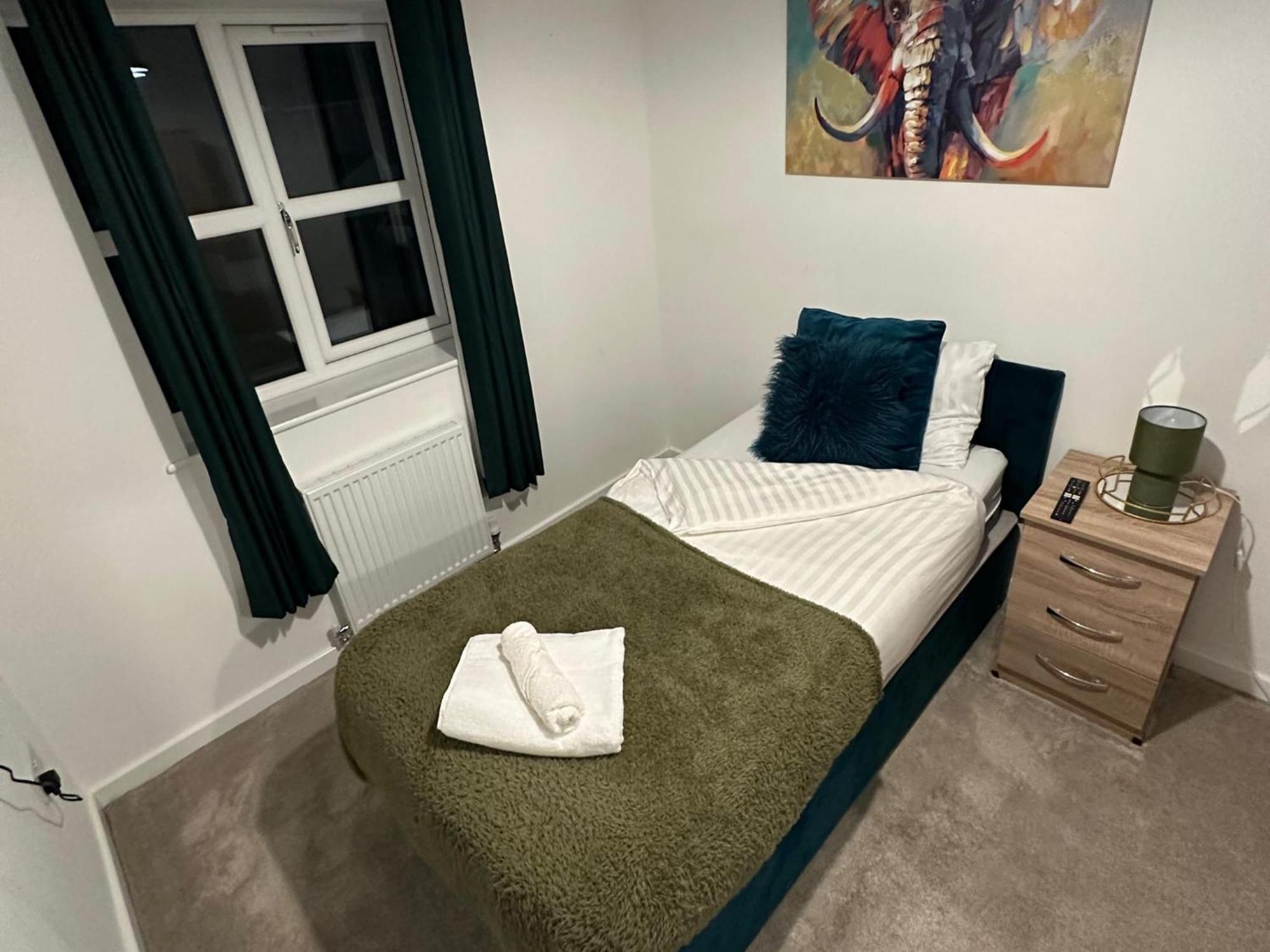 House 6 Large Private Bedrooms With 7 Beds, Close To Nec, Jlr, Centre Casa vacanze
